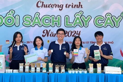 Nhóm từ thiện Fly To Sky triển khai chương trình 'Đổi sách lấy cây'