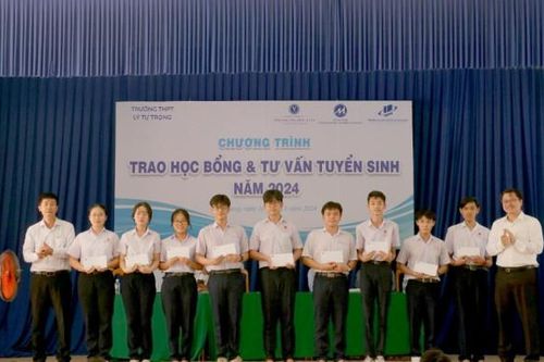 Trao tặng học bổng cho học sinh tại Khánh Hòa