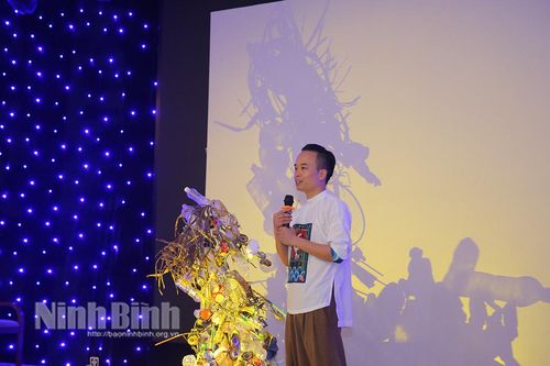 Chàng trai đi tìm 'hình của bóng'