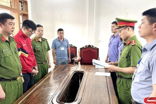 Đăng nhập trái phép vào tài khoản khách hàng để chiếm đoạt tiền