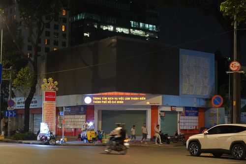 TP. HCM: Hàng loạt biển quảng cáo, trang trí lớn tắt điện sau 22h để tiết kiệm điện