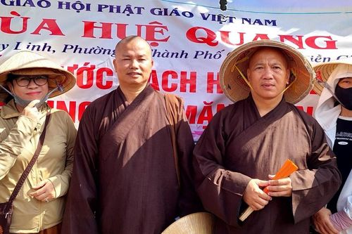 Chùa Huệ Quang trao hơn 1.000 bình nước sạch đến bà con H.Gò Công Đông, Tân Phú Đông (Tiền Giang)