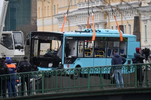 Xe bus lao xuống sông khiến 7 người thiệt mạng tại Nga