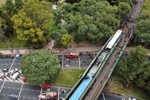 Tàu hỏa Argentina bị 'xé toạc' sau va chạm khiến 90 người bị thương