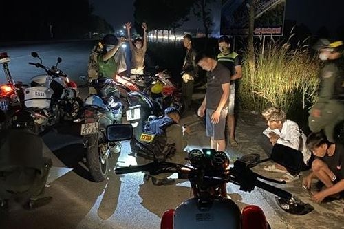 Tổ 171 phát hiện hàng trăm vụ vi phạm pháp luật trên đường phố