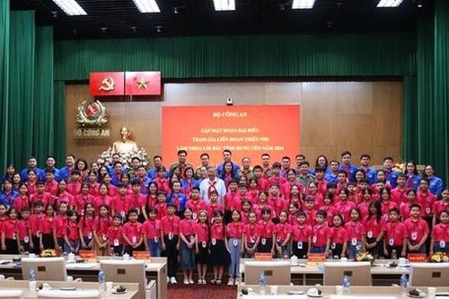 Bộ trưởng Tô Lâm gặp mặt, tặng quà các cháu thiếu nhi tiêu biểu tỉnh Hưng Yên