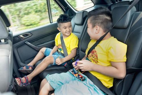 Trẻ dưới 10 tuổi đi ô tô phải có thiết bị an toàn
