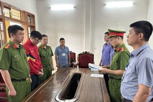 Bắt nhân viên ngân hàng xâm nhập vào tài khoản của khách để chiếm đoạt tiền