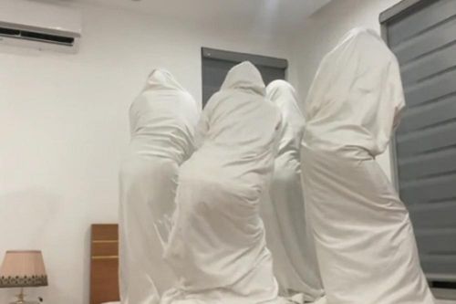 Vũ điệu chùm chăn lắc hông gây sốt mạng