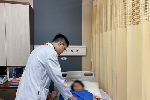 Sức khỏe nữ bác sỹ bị kính rơi vào người sau 2 cuộc phẫu thuật