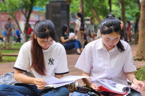 Dậy từ 4h đi thi đánh giá năng lực, viết tiếp ước mơ làm giáo viên của mẹ