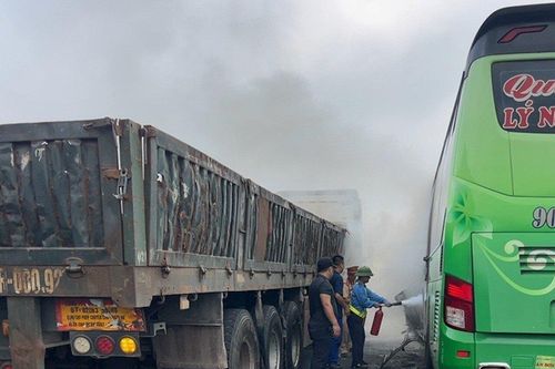 Ô tô khách cháy trên cao tốc Pháp Vân - Cầu Giẽ, hành khách hoảng loạn tháo chạy