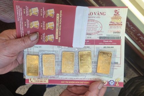 Người vay bất lực nhìn khoản nợ phình to giữa 'cơn bão' giá vàng