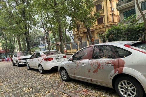 Khởi tố 4 người trong vụ tạt sơn ô tô ở Định Công, quận Hoàng Mai