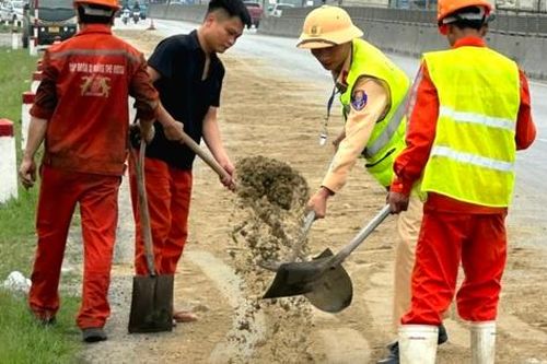 Hàng trăm lít dầu nhớt lênh láng trên Quốc lộ 1A, nhiều người trượt ngã
