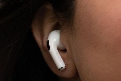 Làm thế nào để đeo tai nghe AirPods mà không bị rơi?