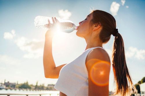 Uống nước đá giải nhiệt: Lợi bất cập hại