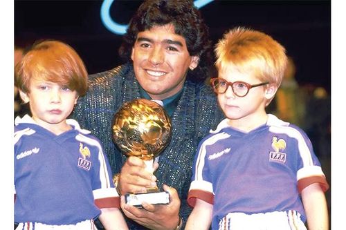 Đấu giá di vật của huyền thoại bóng đá Maradona