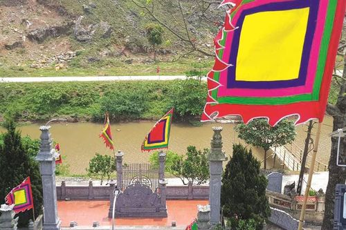 Qua cửa Thần Phù