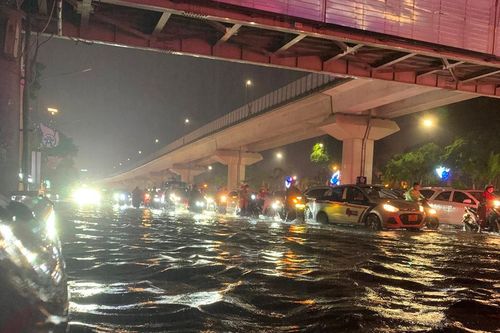 Hà Nội đón trận mưa lớn, nhiều tuyến phố ngập úng