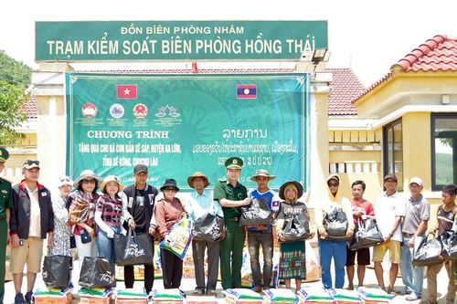 Trao tặng nhiều phần quà cho người dân bản Sê Sáp