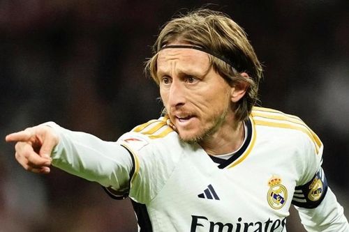 Modric khiến CĐV đối thủ phải ngả mũ thán phục