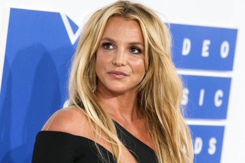 Britney Spears bị gãy chân