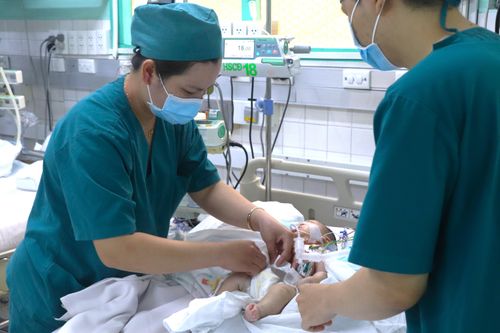 Người mẹ của những em bé trong phòng hồi sức