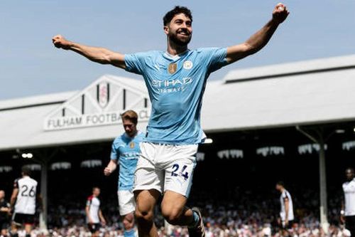 Trung vệ Man City giải thích lí do bỏ qua cơ hội đi vào lịch sử Ngoại hạng Anh