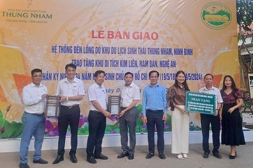 Trao tặng hơn 500 đèn lồng cho Khu Di tích lịch sử quốc gia đặc biệt Kim Liên