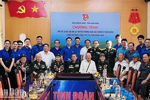 Gặp gỡ, ôn lại truyền thống với các chiến sĩ Điện Biên