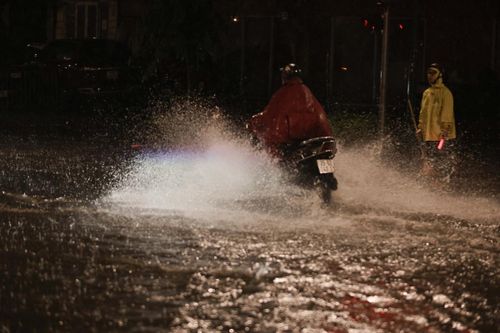Hà Nội mưa lớn như trút nước khiến nhiều tuyến phố ngập sâu