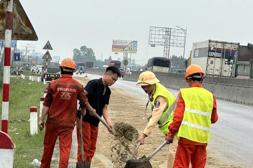 Cảnh sát giao thông Nghệ An nhanh chóng xử lý vết dầu loang trên Quốc lộ
