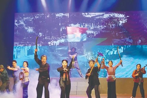 Sân khấu tư nhân 'mặn mà' đề tài chiến tranh cách mạng