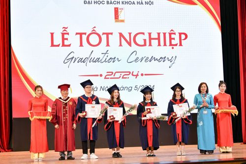 Đại học Bách khoa Hà Nội chọn Ngày của mẹ trao bằng tốt nghiệp