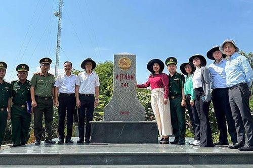Đoàn công tác Bộ Ngoại giao thăm và làm việc với ba tỉnh Đồng bằng sông Cửu Long về công tác đối ngoại, người Việt