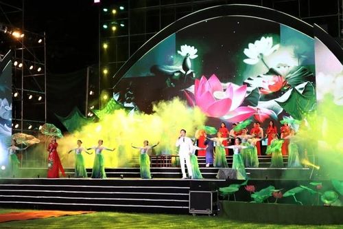 Tưng bừng khai mạc Lễ hội Làng Sen năm 2024