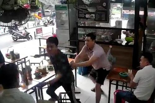 Tạm giữ nam thanh niên đâm trọng thương người đàn ông ở Hà Nội