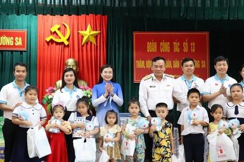 Những món quà nghĩa tình đất liền gửi Trường Sa thân yêu
