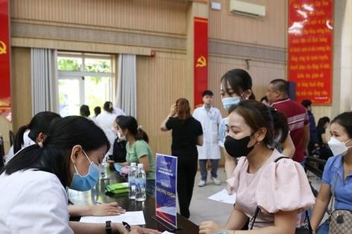 Thanh niên công nhân Đà Nẵng được khám bệnh miễn phí, mua sắm 0 đồng
