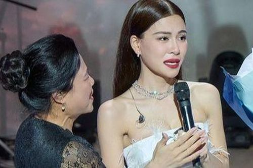 Hà Nhi khóc nức nở giữa đêm nhạc ở Đà Lạt