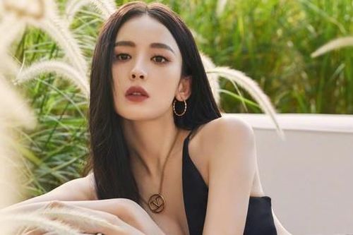 Cổ Lực Na Trát bị chê là người đẹp não ngắn