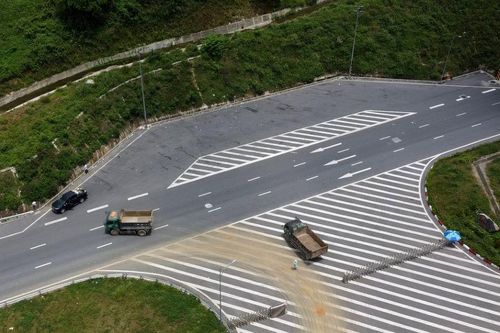 Hàng loạt xe tải chở đất 'xé rào' vào cao tốc, quay đầu trước cửa hầm Thung Thi