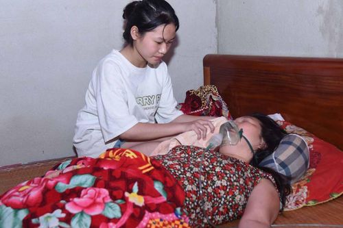 Bé gái 13 tuổi vừa học vừa đi làm thuê, chăm mẹ đang phải thở oxy