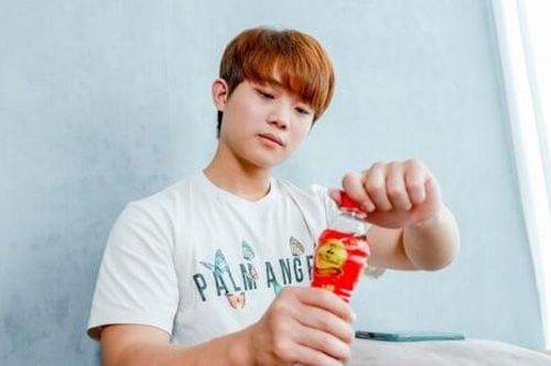 Sĩ tử hối hả làm mát cơ thể trước nắng nóng mùa cao điểm ôn thi