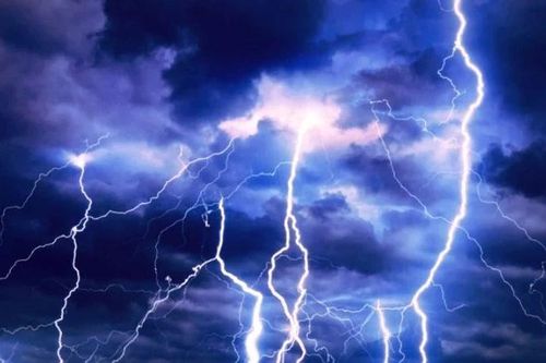 Ra đồng dắt bò về tránh mưa, người phụ nữ bị sét đánh tử vong