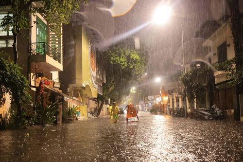 Hà Nội: Mưa lớn như trút nước khiến nhiều tuyến phố ngập sâu