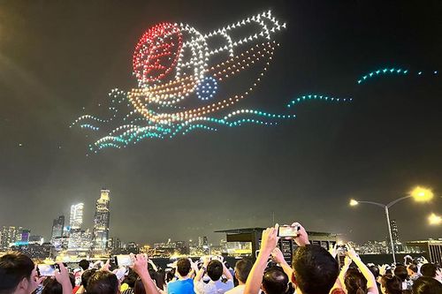 Màn trình diễn drone rực rỡ sắc màu ở Cảng Victoria (Hong Kong)