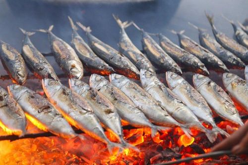Cực nhọc nghề nướng cá dưới thời tiết mùa hè nóng bỏng rát