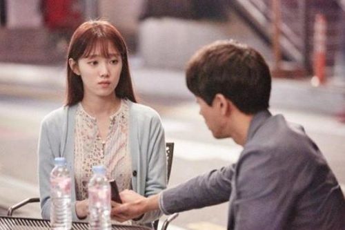Khi tôi chuẩn bị tái hôn thì vợ cũ bỗng hẹn gặp, cô ấy đưa ra 2 cuốn sổ đỏ khiến tôi choáng váng